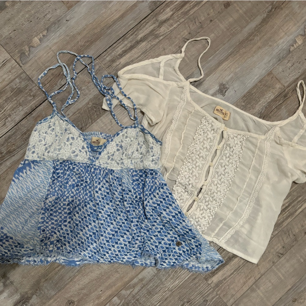 2 HOLLISTER Tanks Size XS.  Both tops are in Like New condition!